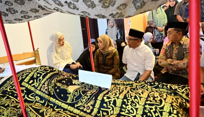 Aliyah Mustika Ilham Bersama Suami Melayat Almarhum H. Andi Chaerul Andi Tau: Sosok Teladan yang Mengabdi untuk Makassar