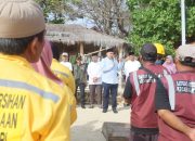 Munafri Bersama Satgas Kebersihan Sisir Pulau Samalona