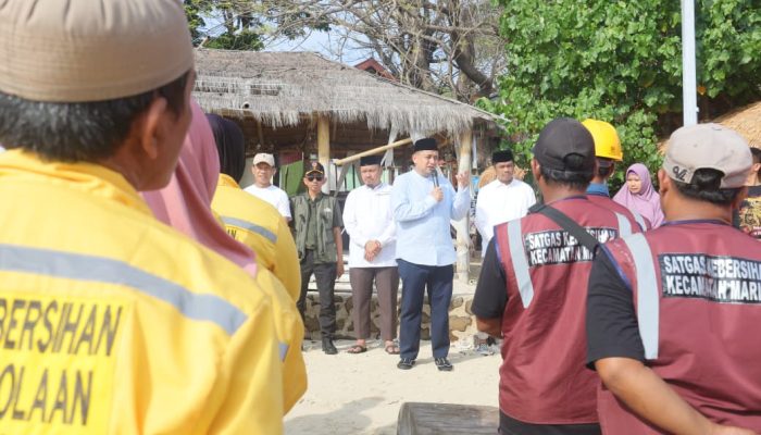 Munafri Bersama Satgas Kebersihan Sisir Pulau Samalona
