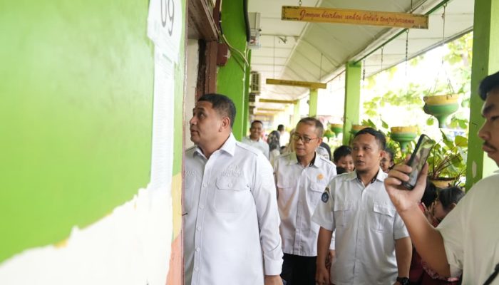 Sidak SDN Inpres Monginsidi, Munafri Temukan Dinding Retak Hingga Kursi Belajar Kurang