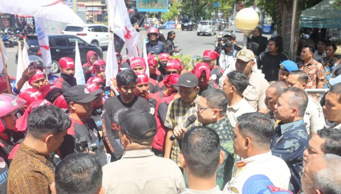 Temui Massa Aksi, Wali Kota Munafri Akan Libatkan Buruh Bahas Kenaikan UMK 2026