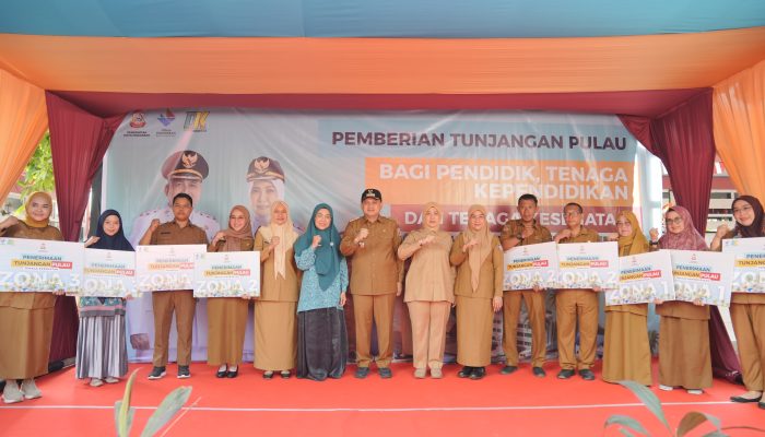 Munafri-Aliyah ke Pulau Bagikan Tunjangan Tenaga Pendidik-Kesehatan Hingga Seragam Gratis