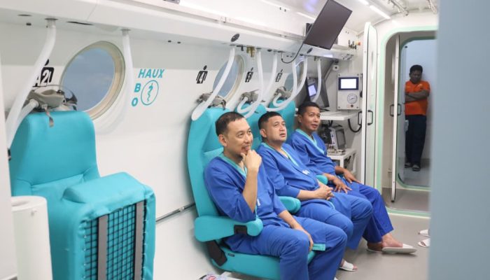 Wali Kota Makassar dan TNI AL Perkuat Sinergi Bidang Kesehatan, Appi Terima Brevet Kehormatan Hiperbarik