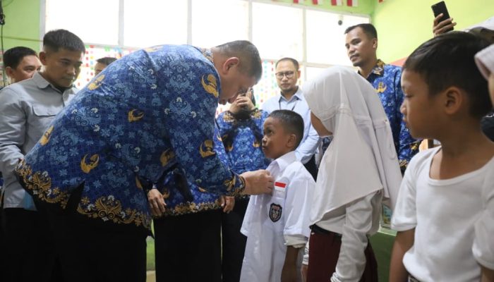 Ringankan Beban Orang Tua, Pemkot Makassar Bagikan Seragam dan Perlengkapan Sekolah Gratis