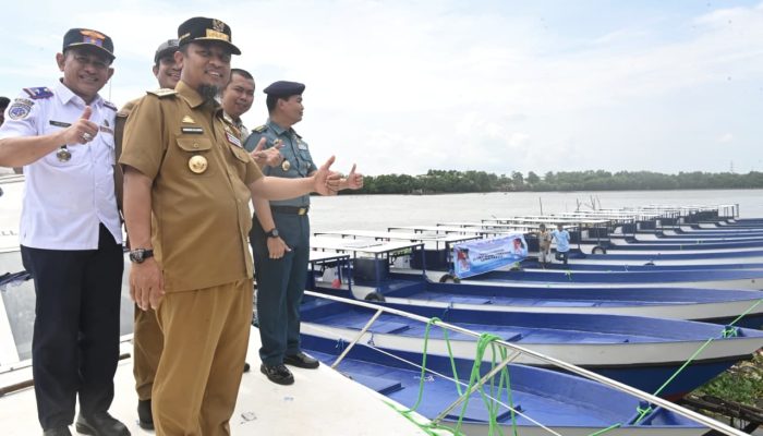 Gubernur Sulsel Serahkan 20 Kapal 5 GT, Dorong Produktivitas dan Kemandirian Nelayan