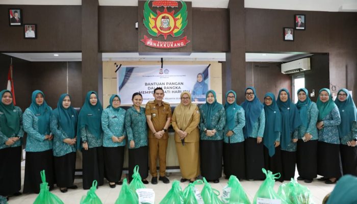 TP PKK Kota Makassar Bagikan Ratusan Paket Pangan untuk Perempuan Rentan