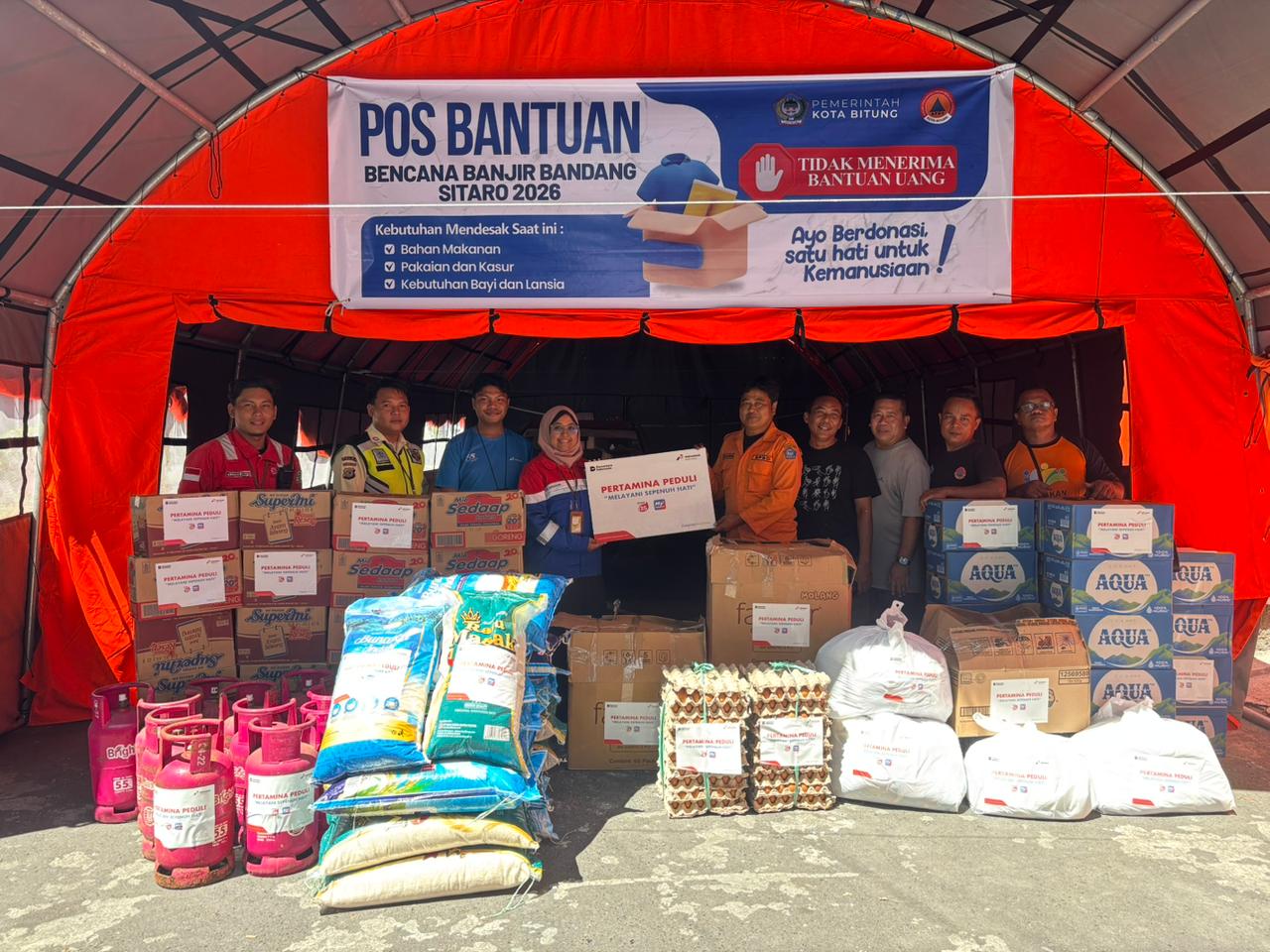 PT Pertamina Patra Niaga Regional Sulawesi melalui Integrated Terminal (IT) Bitung menyalurkan bantuan tanggap darurat bagi masyarakat yang terdampak bencana banjir bandang di Kabupaten Kepulauan Siau Tagulandang Biaro (Sitaro).