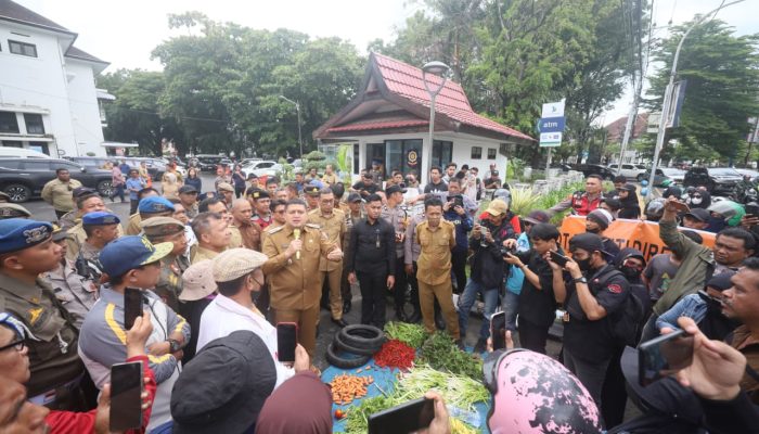 Penataan Kota Berjalan, Wali Kota Munafri Temui Langsung Massa Aksi Pasar Pabaeng-baeng