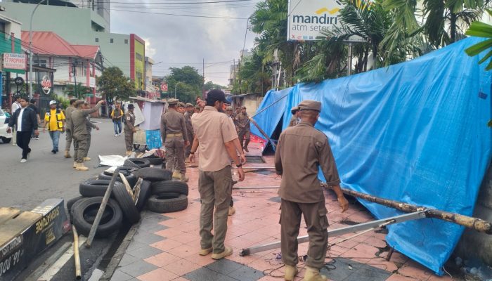 Pemkot Makassar Tertibkan PKL di Trotoar Jalan Maipa–Datu Museng, Puluhan Lapak Direlokasi