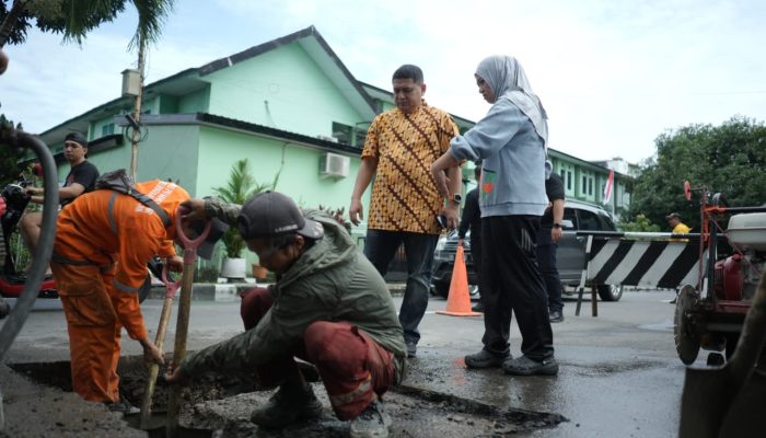 Keluhan Warga Ditindak Cepat, Wali Kota Makassar Turun Langsung Perbaiki Jalan Garuda