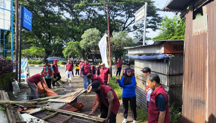 Pemkot Tertibkan Bangunan Liar di Pekuburan Panaikang, Lapak di Atas Trotoar dan Drainase Dibongkar