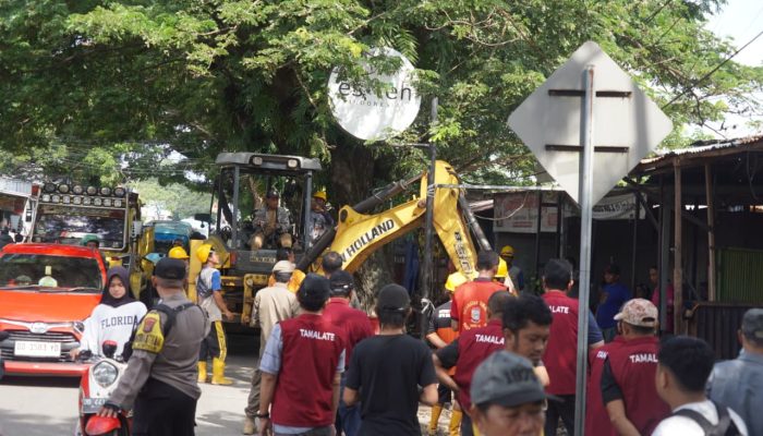 Pemkot Makassar Tertibkan 55 Lapak PKL di Tamalate, Dugaan Praktik Sewa Ilegal Terungkap