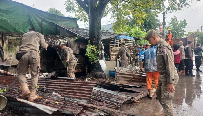 Pemkot Makassar Tertibkan Lapak Liar dan Kontainer Besi di Panakkukang, Upaya Cegah Banjir dan Tata Kota