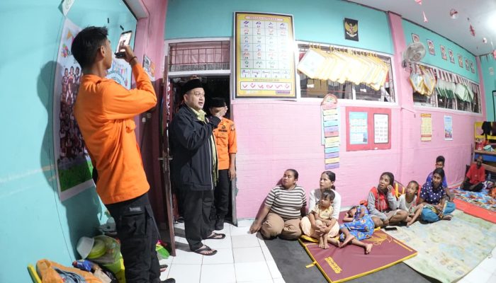 Munafri Tinjau Pengungsi Banjir di Paccerakkang: Pastikan Layanan dan Logistik Aman