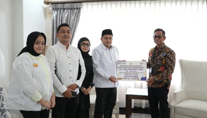 Pemkot Makassar dan Taspen Serahkan Santunan Rp119 Juta untuk Keluarga Almarhum Eks Asisten I