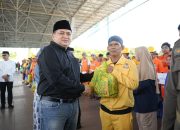 Wali Kota Makassar Bagikan 7.100 Paket Lebaran untuk Satgas Kebersihan dan Drainase