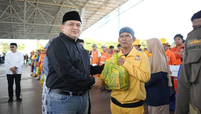 Wali Kota Makassar Bagikan 7.100 Paket Lebaran untuk Satgas Kebersihan dan Drainase