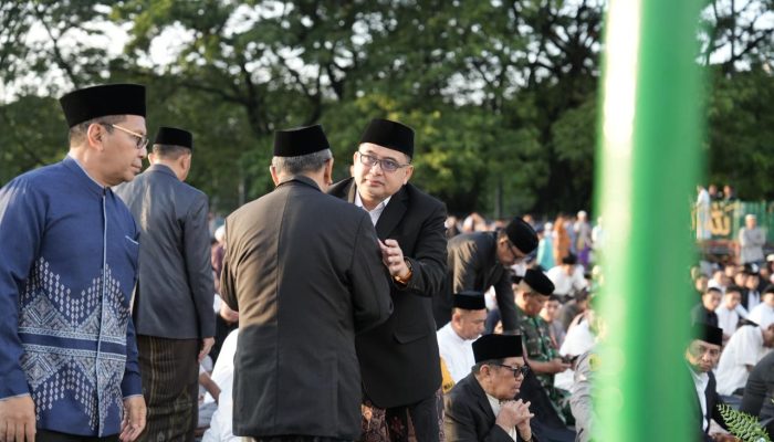 Ribuan Warga Padati Karebosi, Wali Kota Makassar Salat Id Berbaur Tanpa Sekat