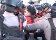 Berebut Ban Bekas, Aksi Mahasiswa Tuntut Penuntasan Karhutla di Makassar Berujung Bentrok