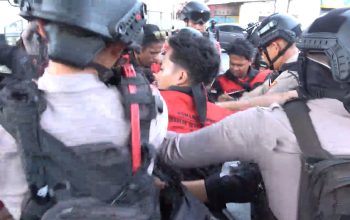 Berebut Ban Bekas, Aksi Mahasiswa Tuntut Penuntasan Karhutla di Makassar Berujung Bentrok