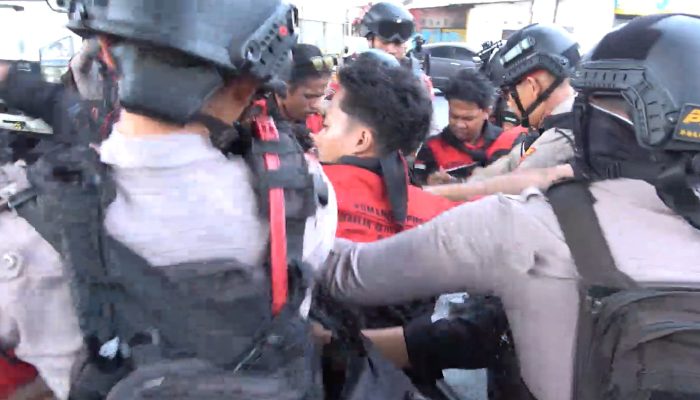 Berebut Ban Bekas, Aksi Mahasiswa Tuntut Penuntasan Karhutla di Makassar Berujung Bentrok