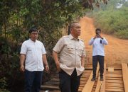 Bupati Irwan Tinjau Jembatan Rusak di Towuti, Jalan Beton 3 Km Juga Dikebut