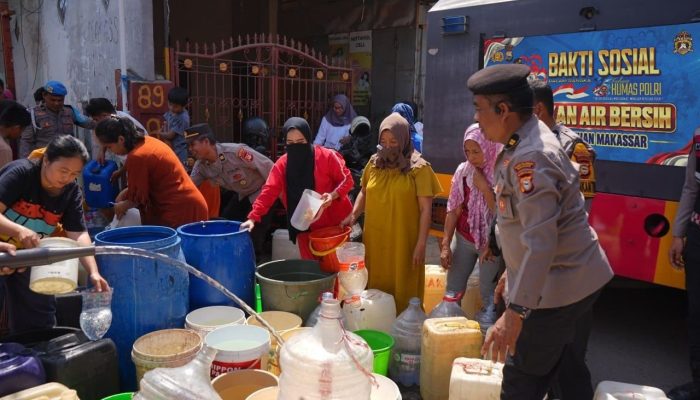 HUT Humas Polri ke-74, Water Cannon Dikerahkan Antar Air Bersih ke Permukiman Warga