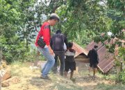 Bersama Keluarga dan Tenaga Medis, Polsek Mamasa Fasilitasi Rujukan Pria ke RSJ