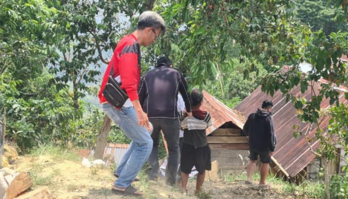 Bersama Keluarga dan Tenaga Medis, Polsek Mamasa Fasilitasi Rujukan Pria ke RSJ