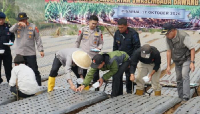 Dukung Swasembada Pangan, Brimob Polda Jabar Optimalkan Lahan Pertanian di Cisarua