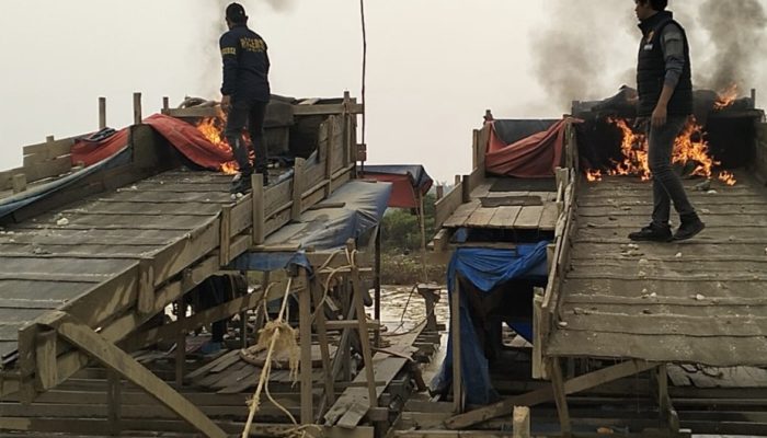 Polisi Bakar 7 Rakit Tambang Emas Ilegal di Kuansing, Tak Ada Pelaku di Lokasi